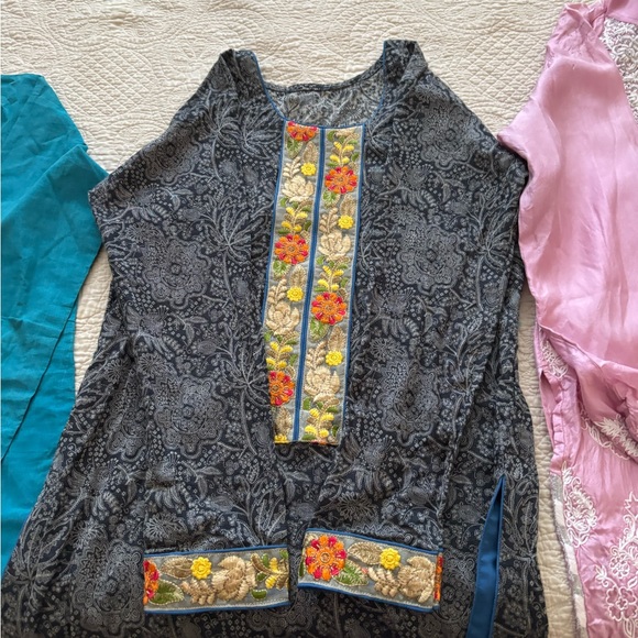 Bundle of 3 kurti tops medium Floral Embroidered Gray Kurta, blue and pink - Picture 4 of 8